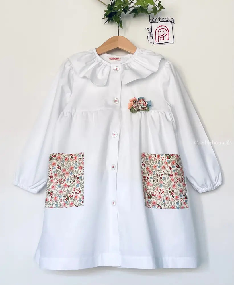 Il grembiulino Flora - Grembiule bianco per asilo con tasche a fiorellini grembiule asilo bimba