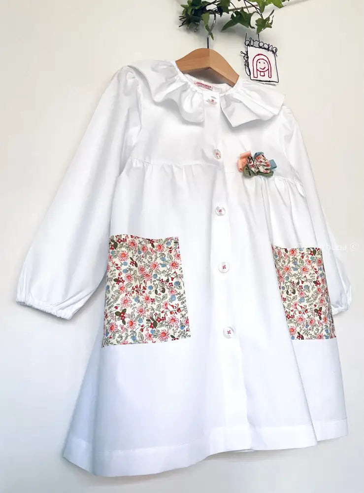 Il grembiulino Flora - Grembiule bianco per asilo con tasche a fiorellini grembiule asilo bimba