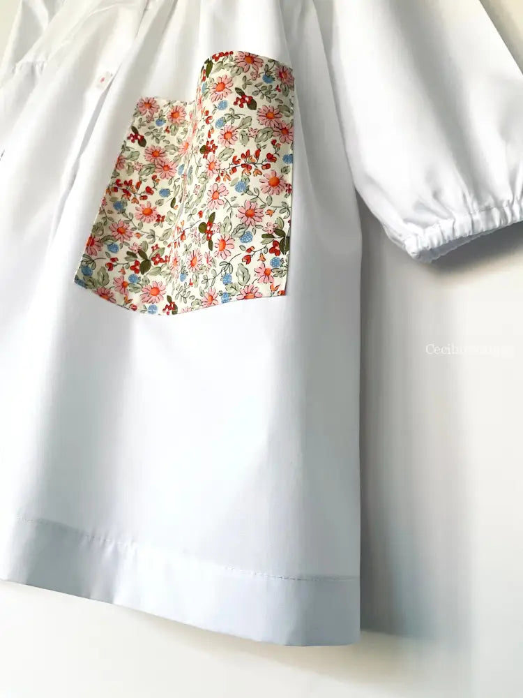 Il grembiulino Flora - Grembiule bianco per asilo con tasche a fiorellini grembiule asilo bimba