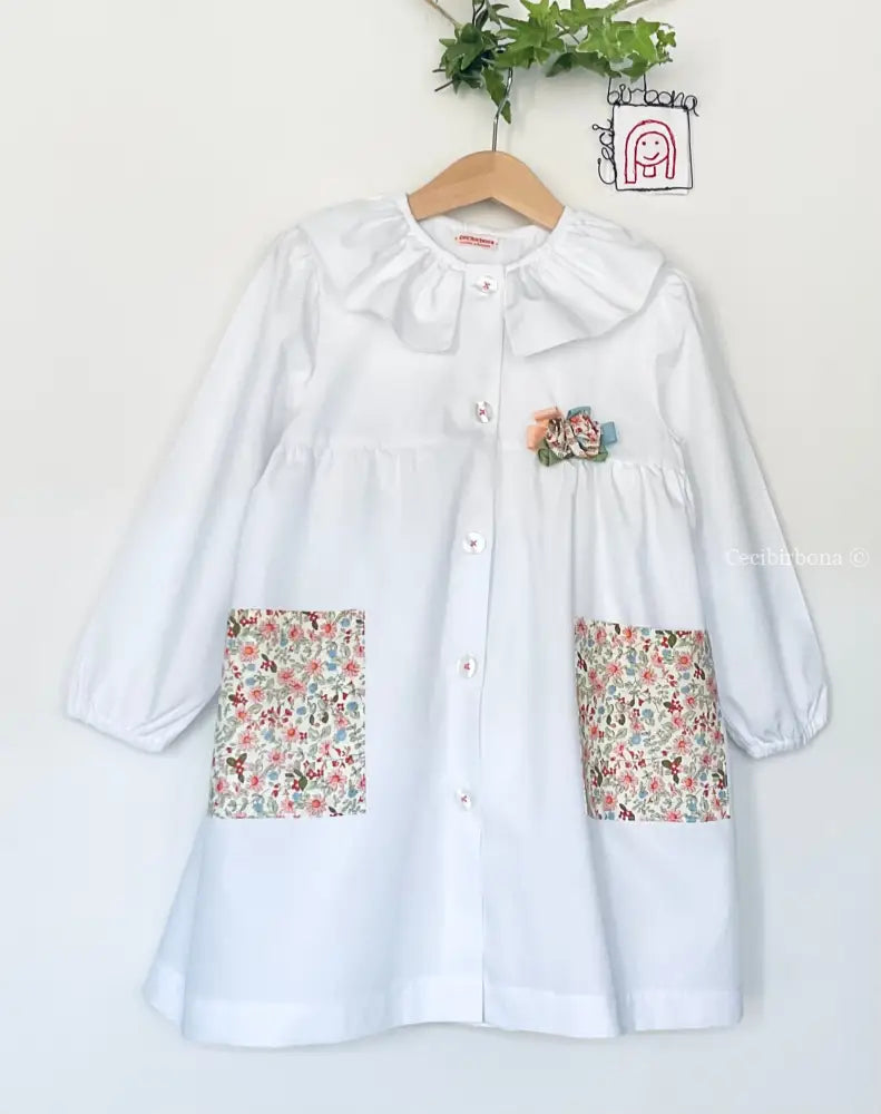 Il grembiulino Flora - Grembiule bianco per asilo con tasche a fiorellini grembiule asilo bimba