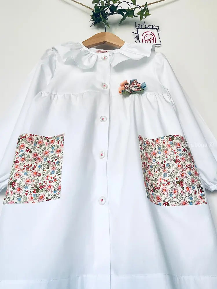 Il grembiulino Flora - Grembiule bianco per asilo con tasche a fiorellini grembiule asilo bimba