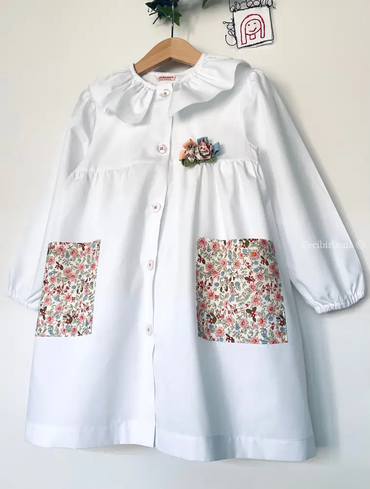 Il grembiulino Flora - Grembiule bianco per asilo con tasche a fiorellini grembiule asilo bimba