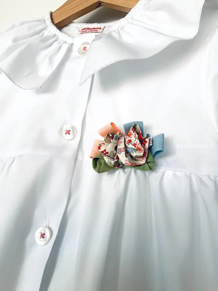 Il grembiulino Flora - Grembiule bianco per asilo con tasche a fiorellini grembiule asilo bimba