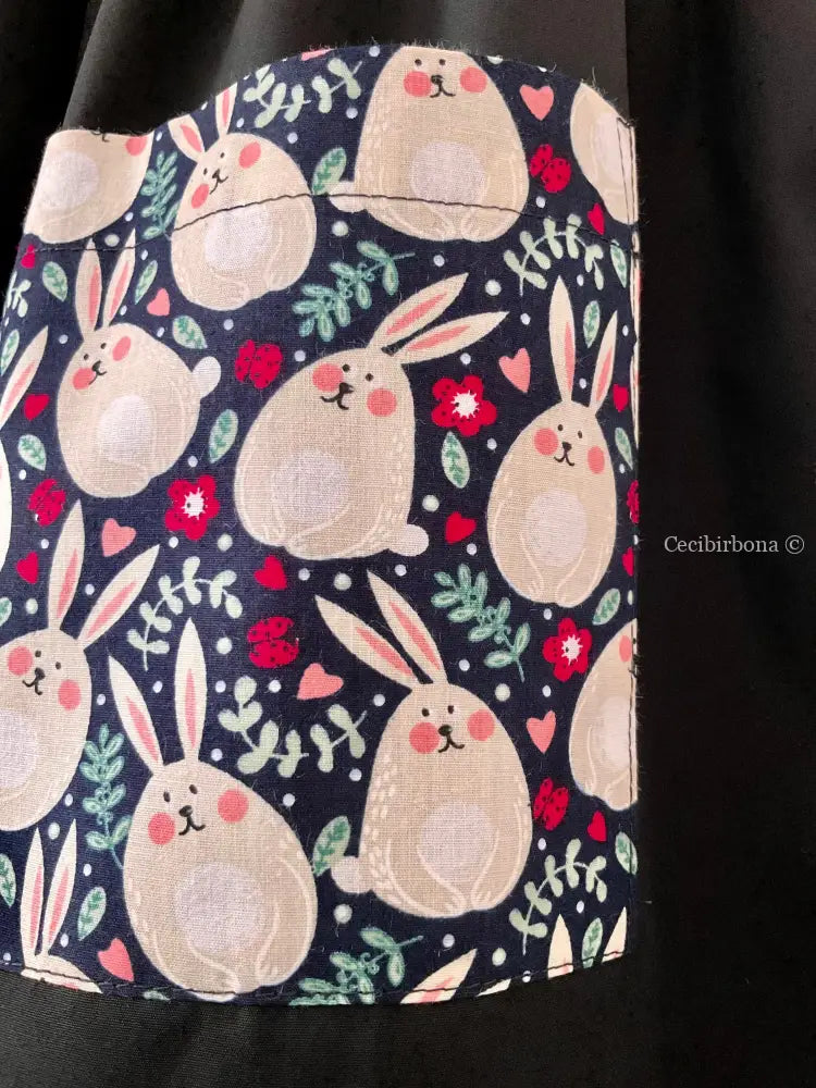 Il grembiulino nero con i coniglietti e colletto pierrot per scuola primaria grembiule scuola bimba