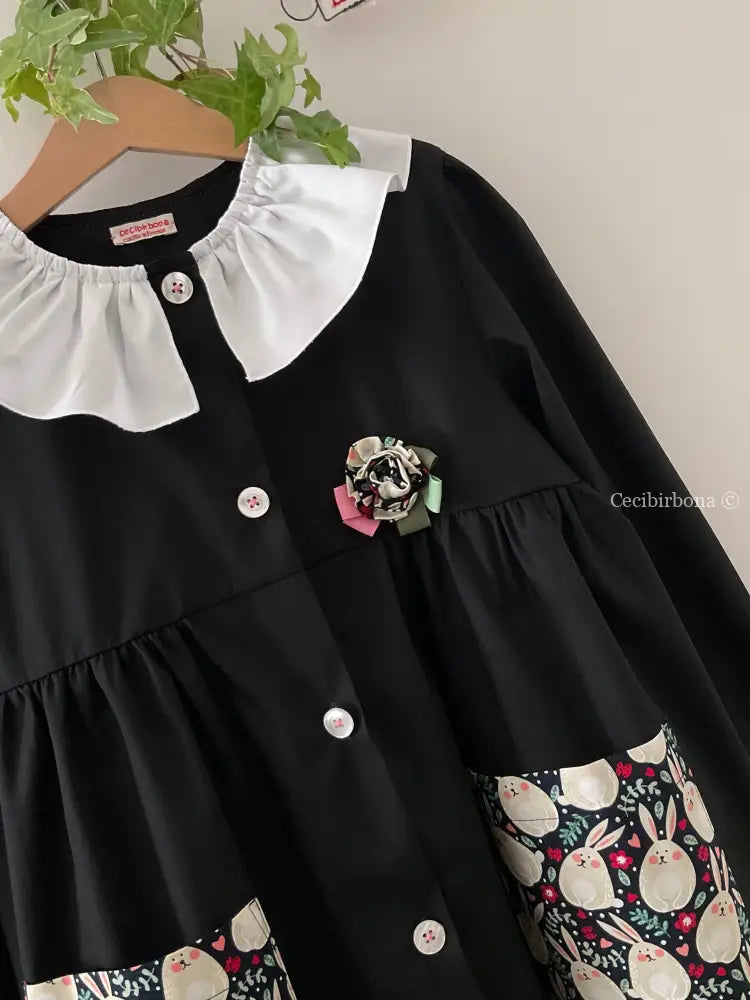Il grembiulino nero con i coniglietti e colletto pierrot per scuola primaria grembiule scuola bimba