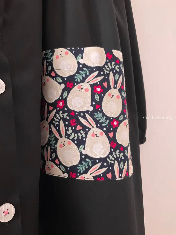 Il grembiulino nero con i coniglietti e colletto pierrot per scuola primaria grembiule scuola bimba