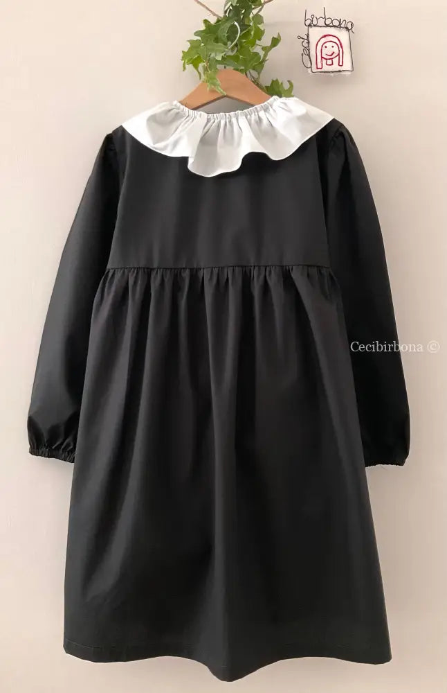 Il grembiulino nero con i coniglietti e colletto pierrot per scuola primaria grembiule scuola bimba