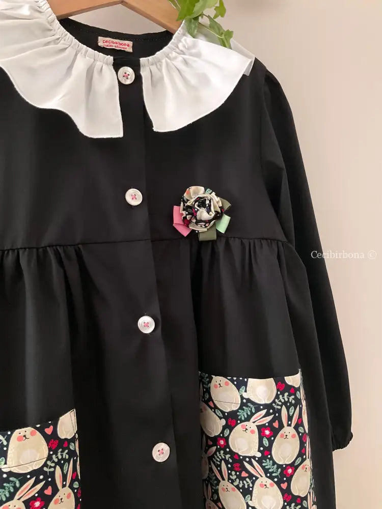 Il grembiulino nero con i coniglietti e colletto pierrot per scuola primaria grembiule scuola bimba