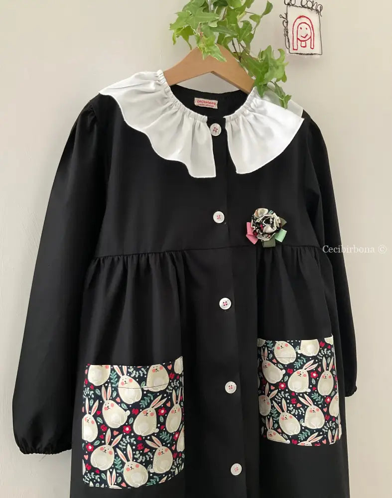 Il grembiulino nero con i coniglietti e colletto pierrot per scuola primaria grembiule scuola bimba