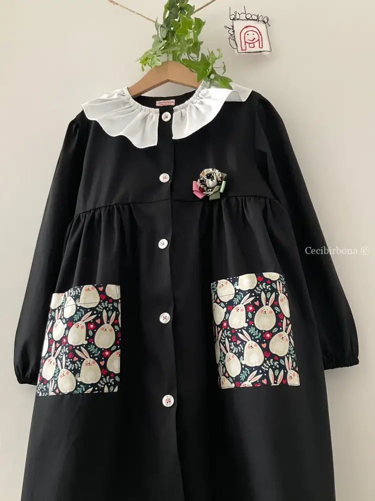 Il grembiulino nero con i coniglietti e colletto pierrot per scuola primaria grembiule scuola bimba