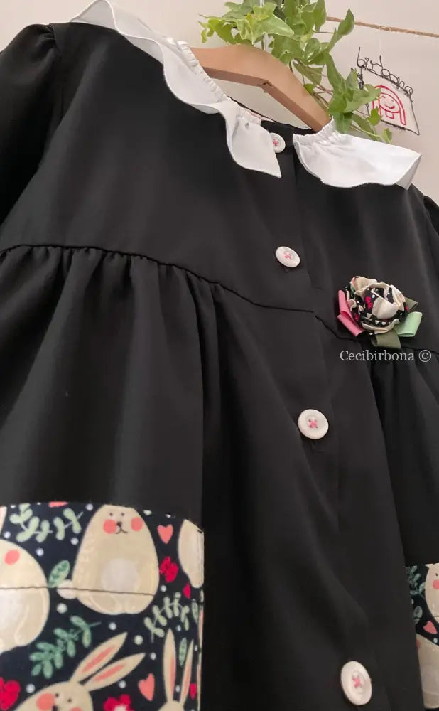 Il grembiulino nero con i coniglietti e colletto pierrot per scuola primaria grembiule scuola bimba