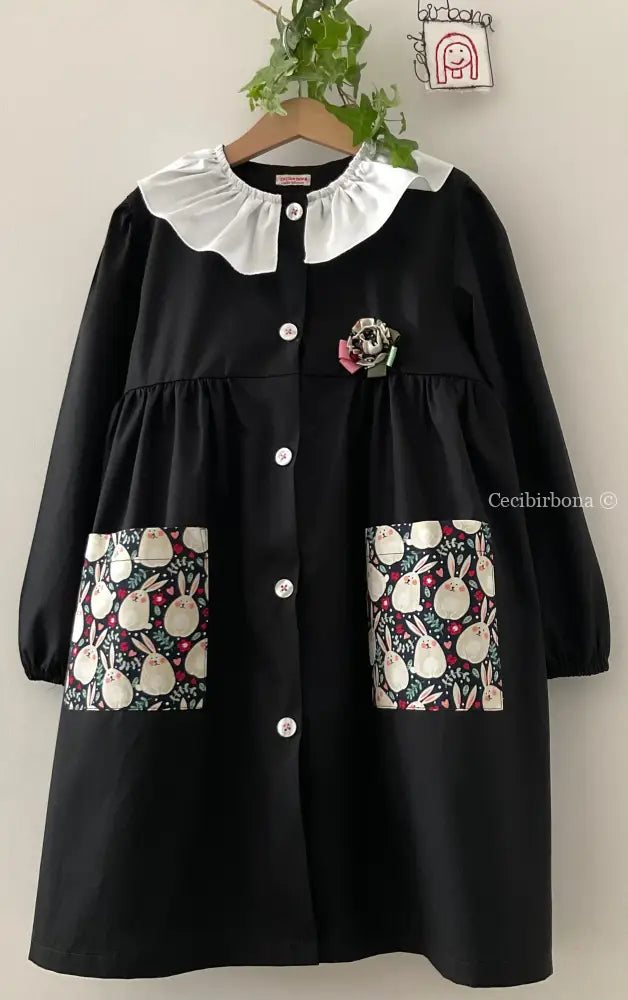 Il grembiulino nero con i coniglietti e colletto pierrot per scuola primaria grembiule scuola bimba
