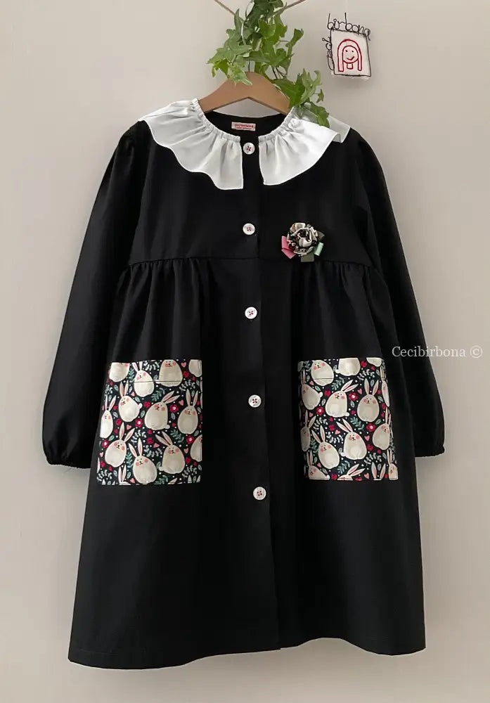 Il grembiulino nero con i coniglietti e colletto pierrot per scuola primaria grembiule scuola bimba