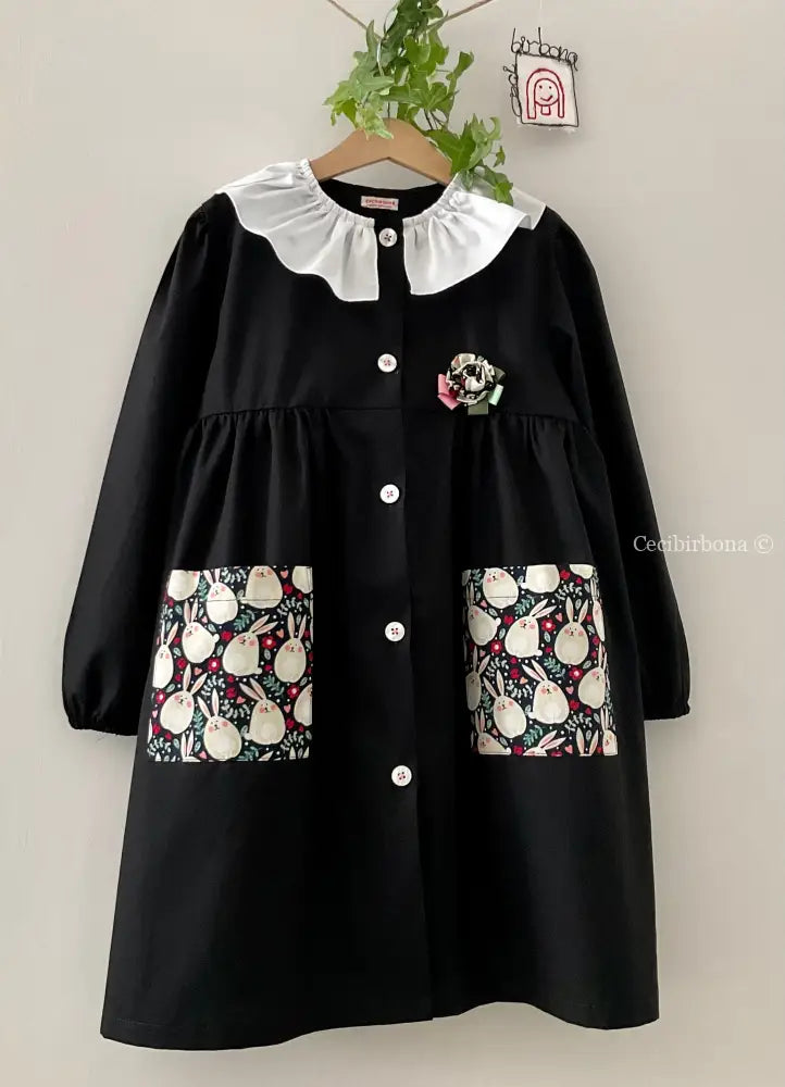 Il grembiulino nero con i coniglietti e colletto pierrot per scuola primaria grembiule scuola bimba