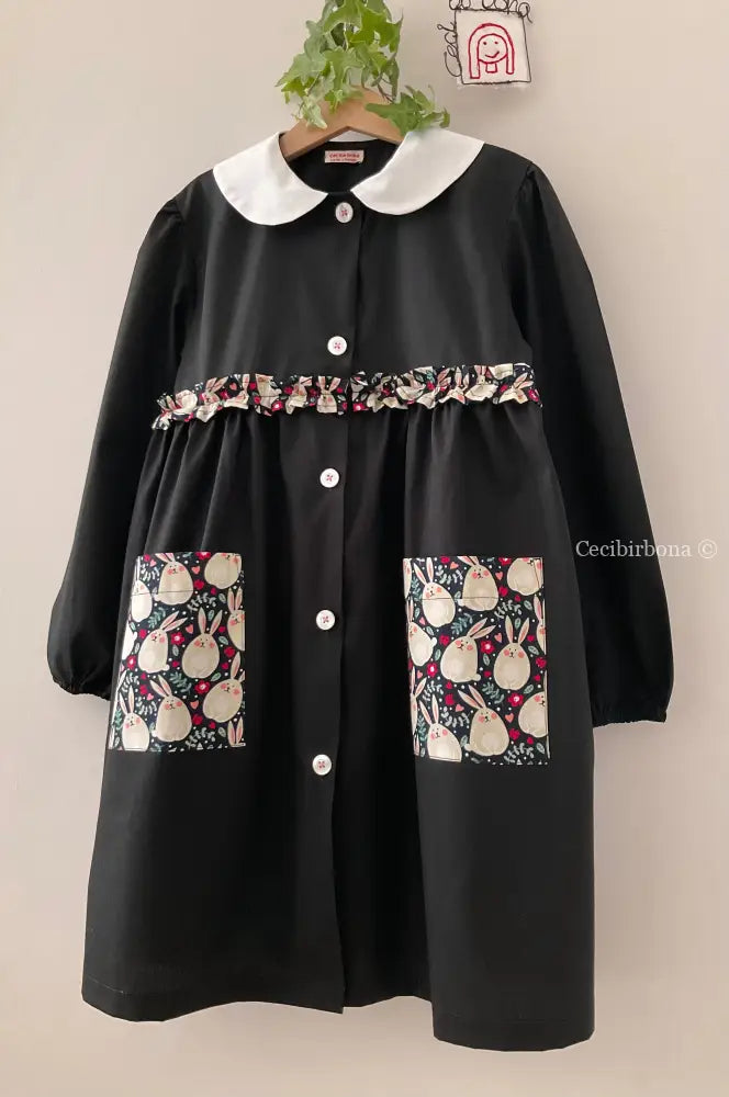 Il grembiulino nero con i coniglietti e colletto tondo baby per scuola primaria grembiule scuola bimba