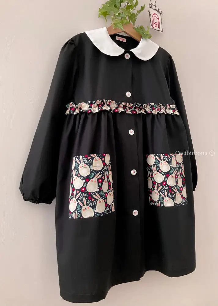 Il grembiulino nero con i coniglietti e colletto tondo baby per scuola primaria grembiule scuola bimba