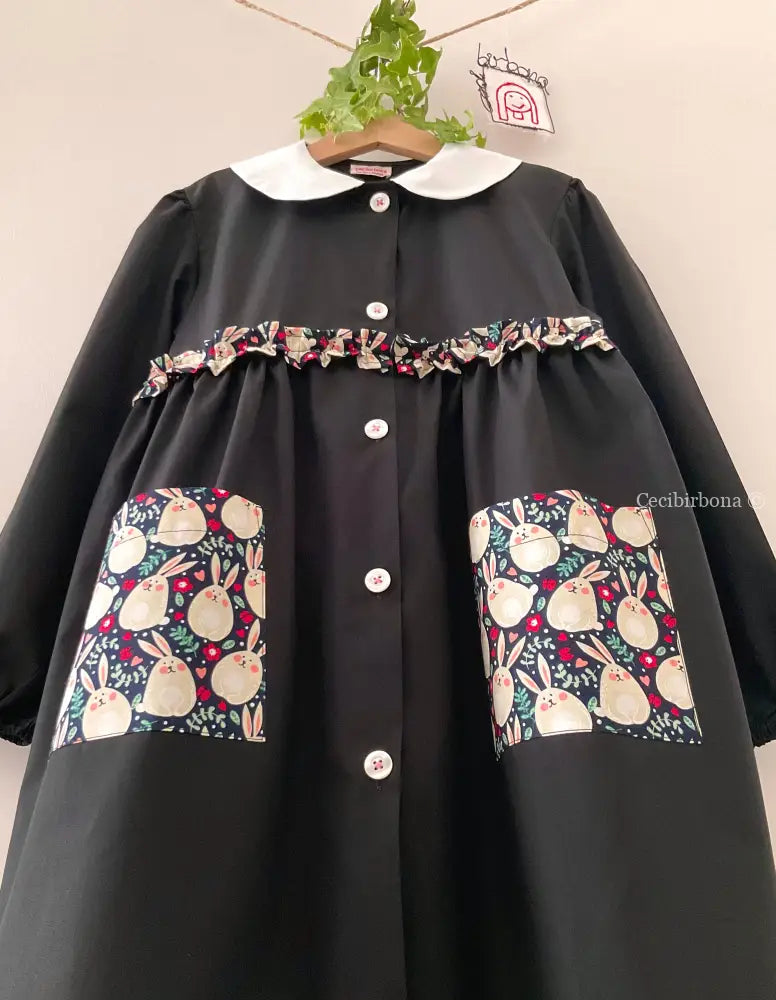 Il grembiulino nero con i coniglietti e colletto tondo baby per scuola primaria grembiule scuola bimba
