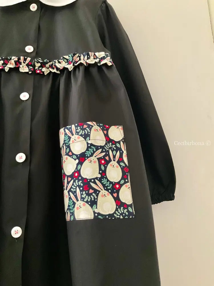 Il grembiulino nero con i coniglietti e colletto tondo baby per scuola primaria grembiule scuola bimba