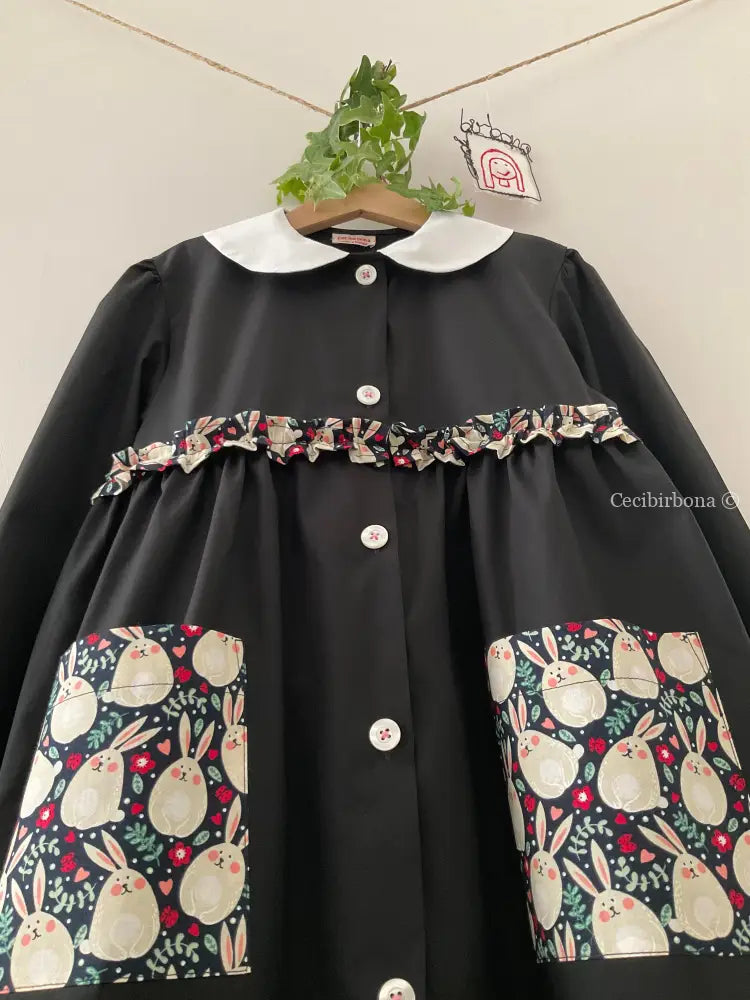 Il grembiulino nero con i coniglietti e colletto tondo baby per scuola primaria grembiule scuola bimba