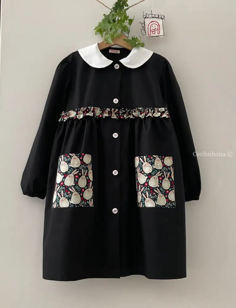 Il grembiulino nero con i coniglietti e colletto tondo baby per scuola primaria grembiule scuola bimba