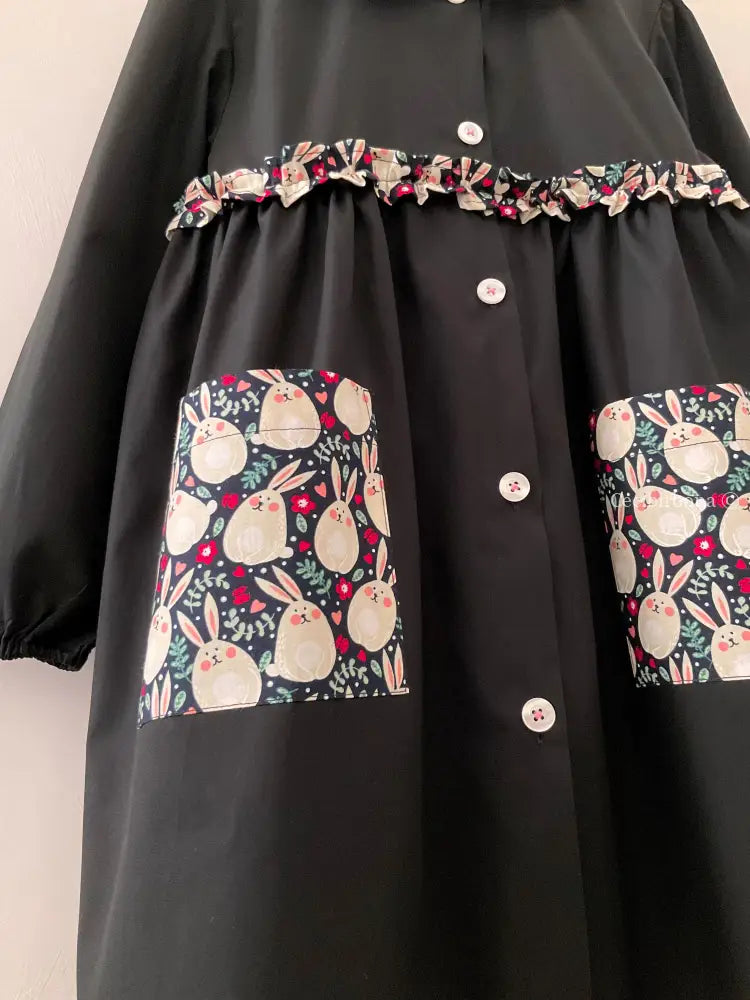 Il grembiulino nero con i coniglietti e colletto tondo baby per scuola primaria grembiule scuola bimba