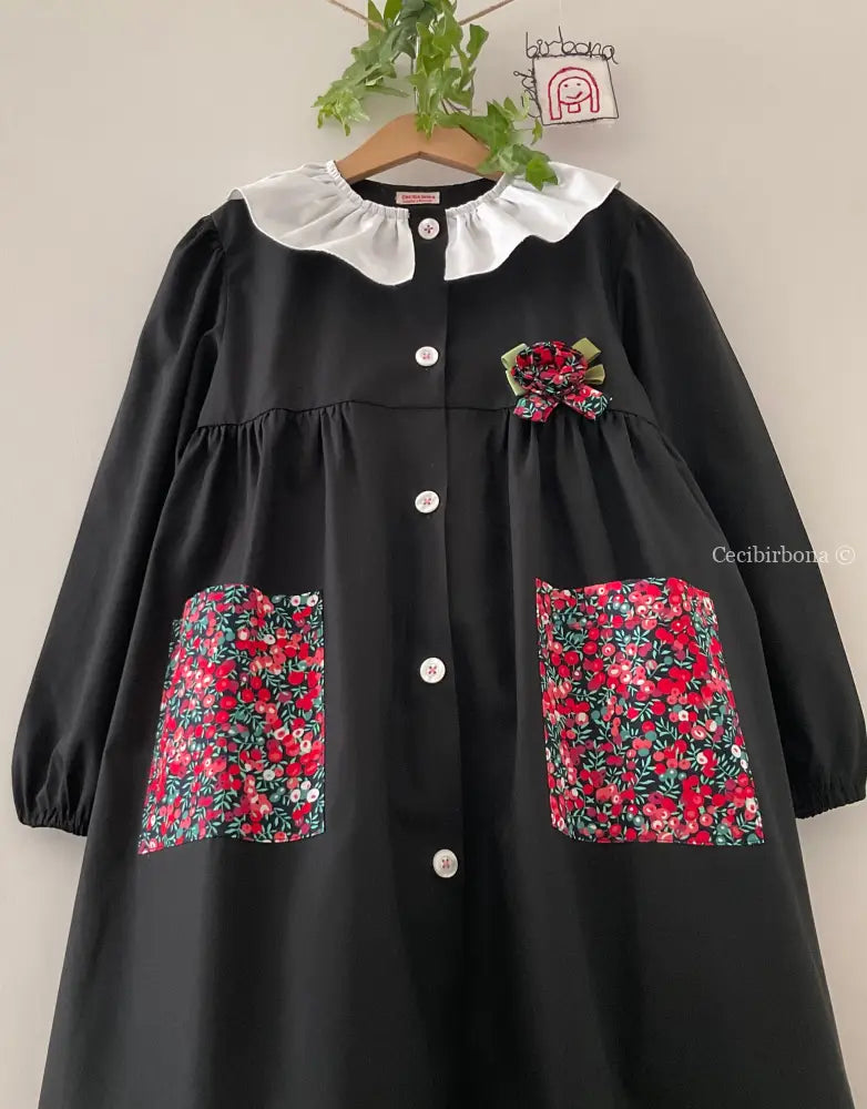 Il grembiulino nero con i fiori rossi e colletto pierrot per scuola primaria grembiule scuola bimba