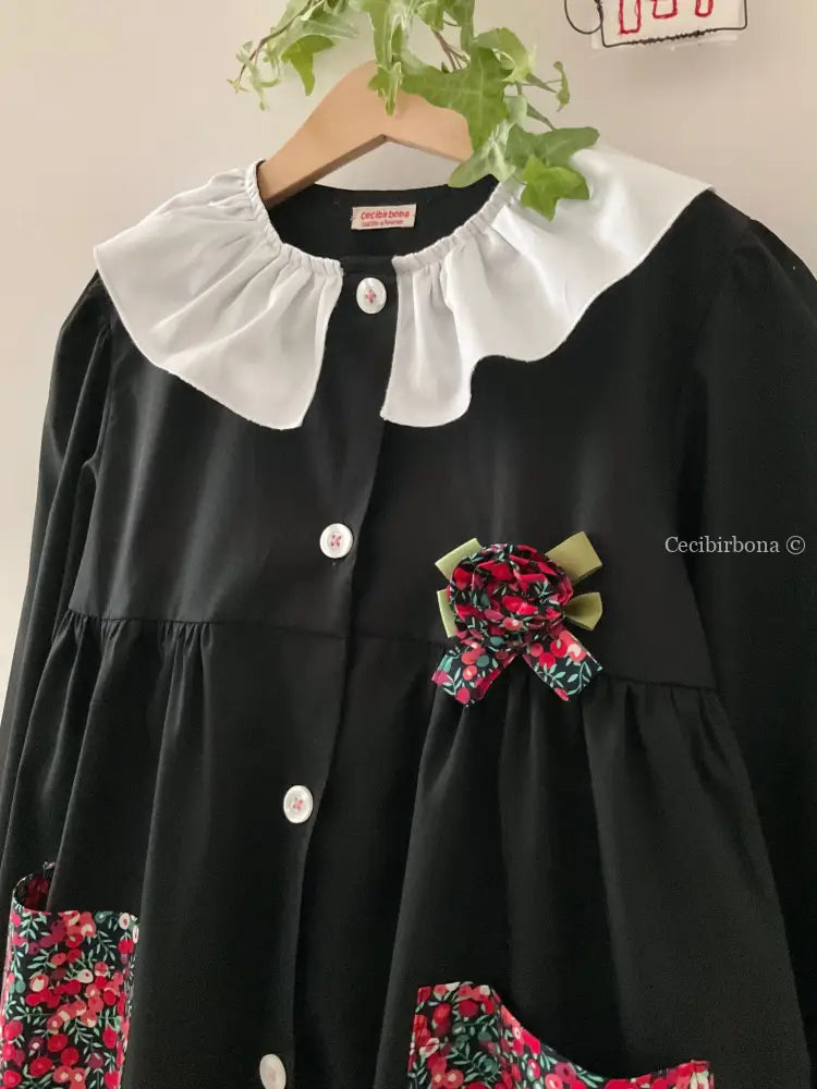 Il grembiulino nero con i fiori rossi e colletto pierrot per scuola primaria grembiule scuola bimba