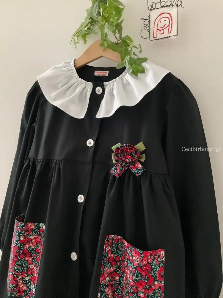Il grembiulino nero con i fiori rossi e colletto pierrot per scuola primaria grembiule scuola bimba