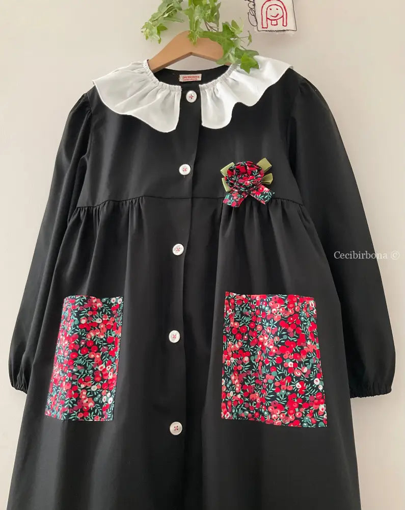 Il grembiulino nero con i fiori rossi e colletto pierrot per scuola primaria grembiule scuola bimba