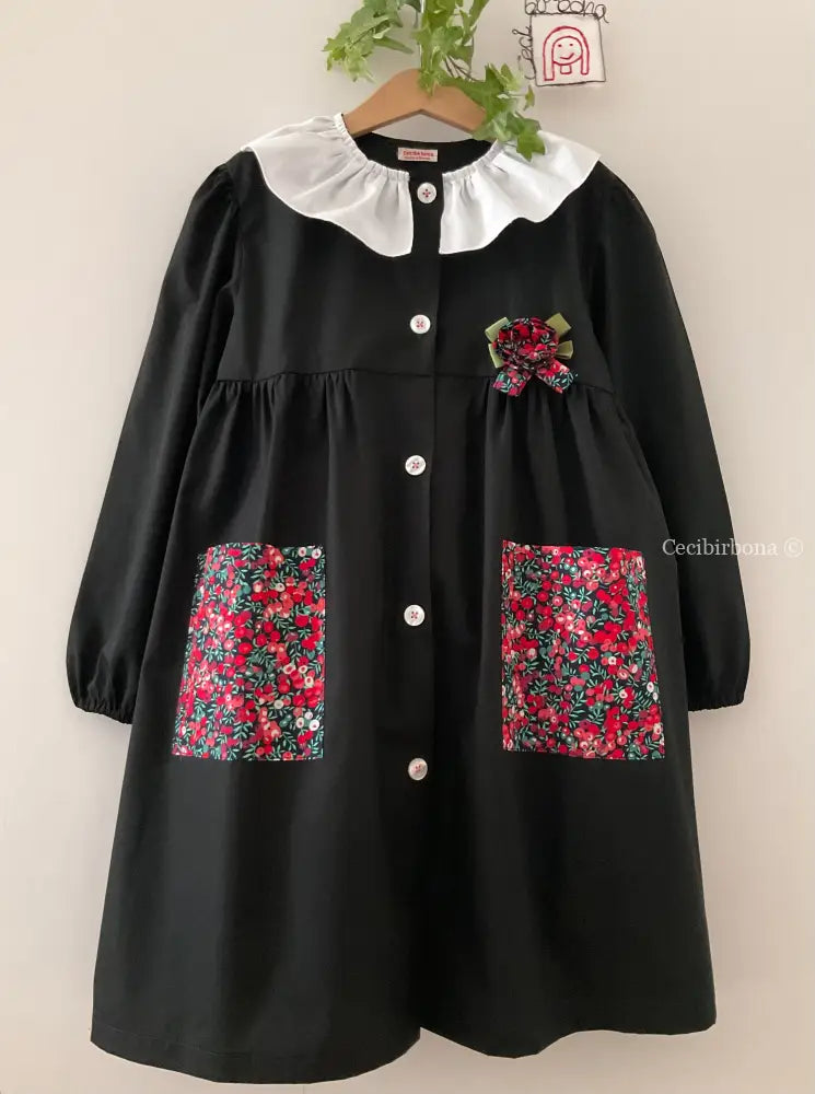 Il grembiulino nero con i fiori rossi e colletto pierrot per scuola primaria grembiule scuola bimba