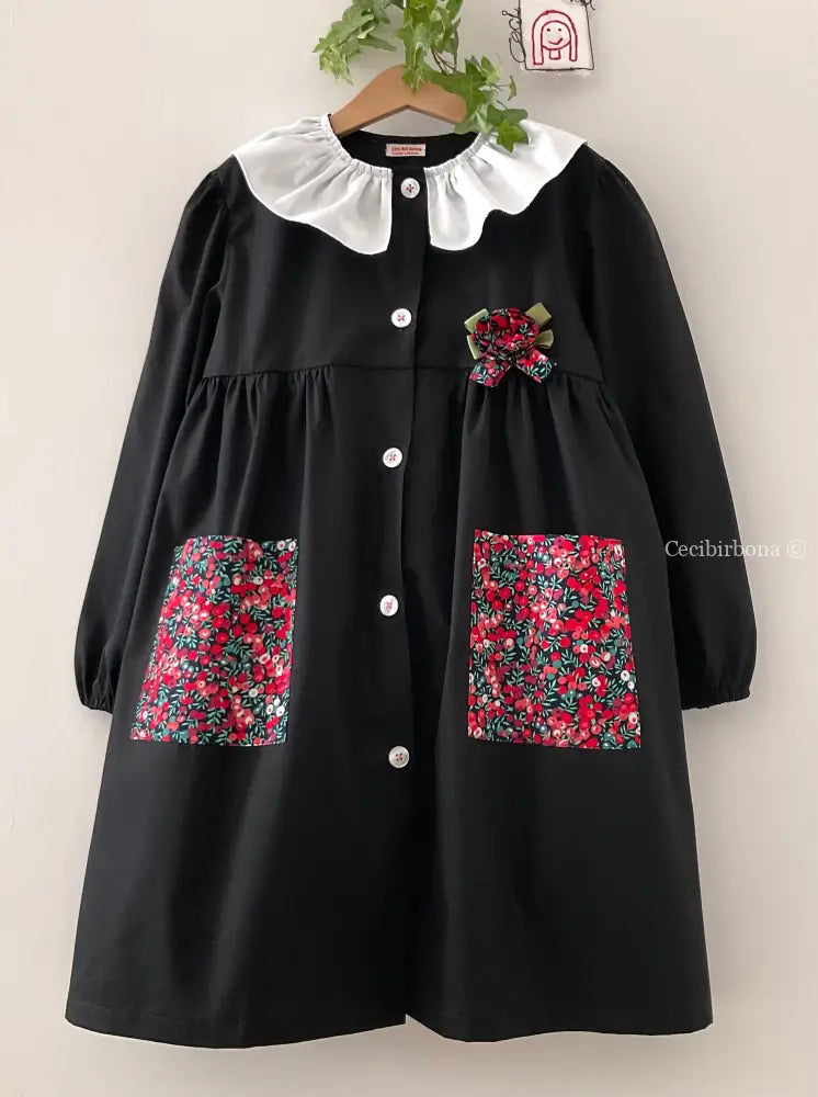 Il grembiulino nero con i fiori rossi e colletto pierrot per scuola primaria grembiule scuola bimba