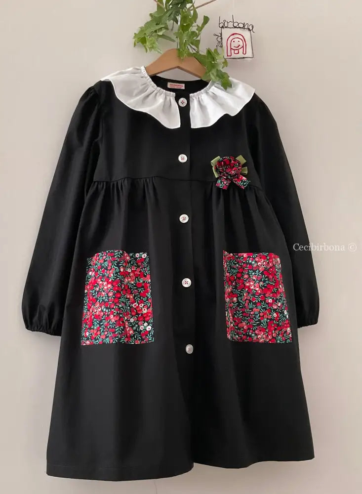 Il grembiulino nero con i fiori rossi e colletto pierrot per scuola primaria grembiule scuola bimba