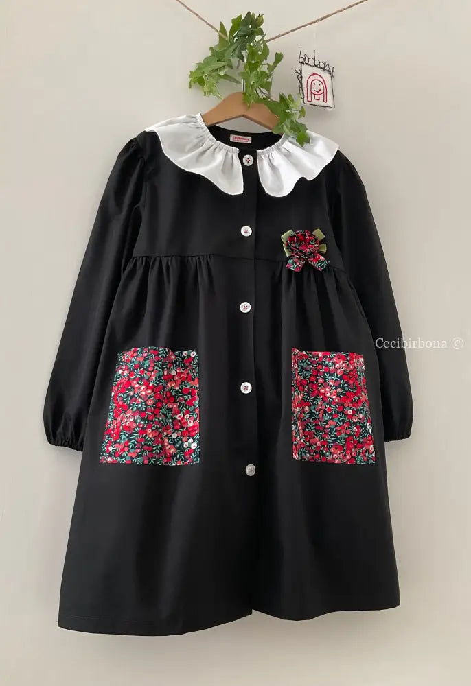 Il grembiulino nero con i fiori rossi e colletto pierrot per scuola primaria grembiule scuola bimba