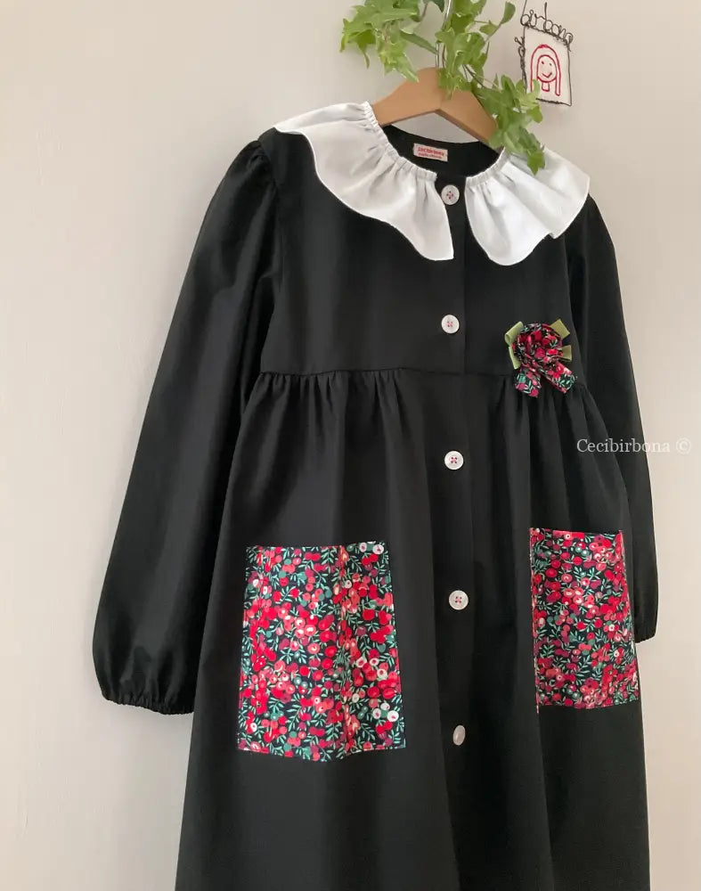 Il grembiulino nero con i fiori rossi e colletto pierrot per scuola primaria grembiule scuola bimba