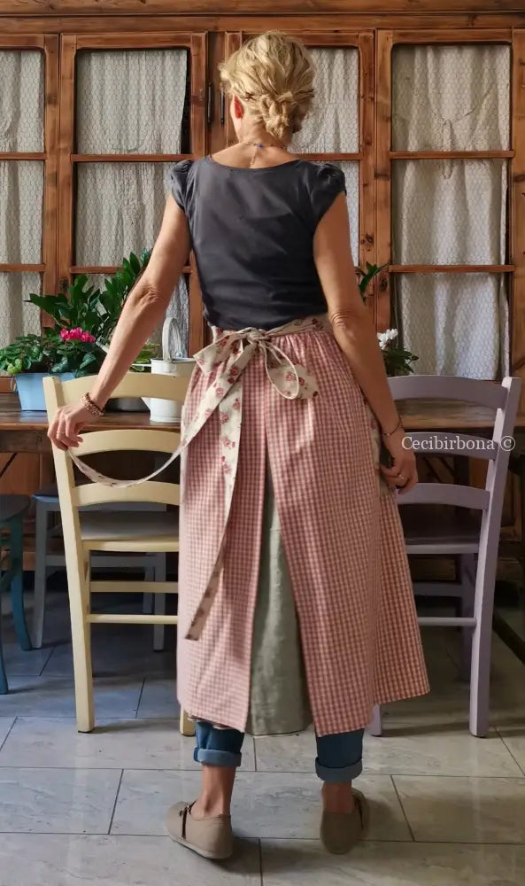 Mezzo grembiule a quadretti rosa e roselline (Ref. 175) grembiule donna tessuti moderni