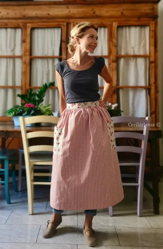 Mezzo grembiule a quadretti rosa e roselline (Ref. 175) grembiule donna tessuti moderni