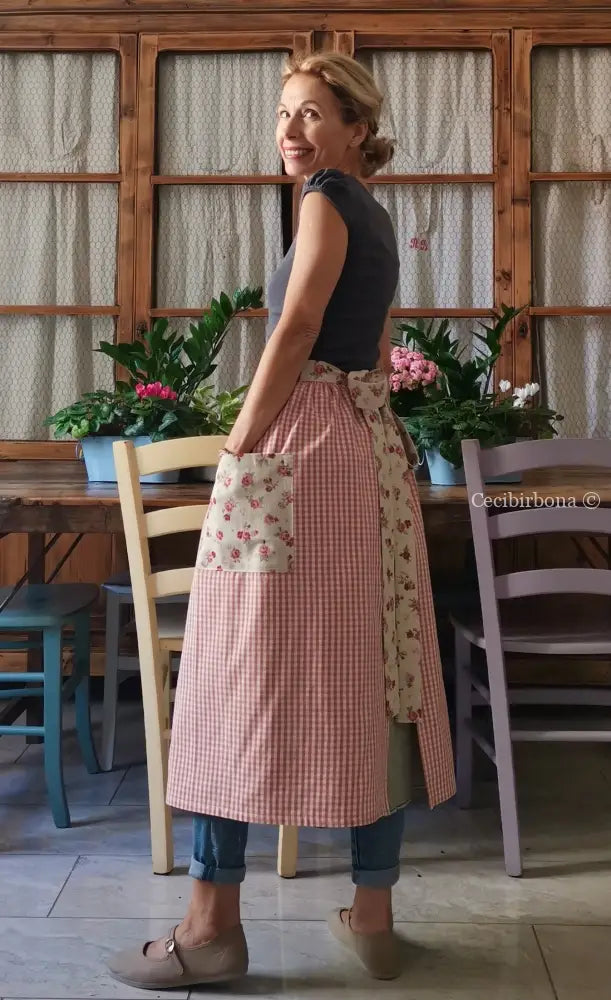 Mezzo grembiule a quadretti rosa e roselline (Ref. 175) grembiule donna tessuti moderni