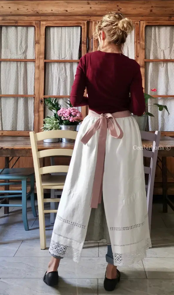 Mezzo grembiule in lino ricamato con monogramma e fascia rosa (Ref. 172) grembiule donna in tessuto antico