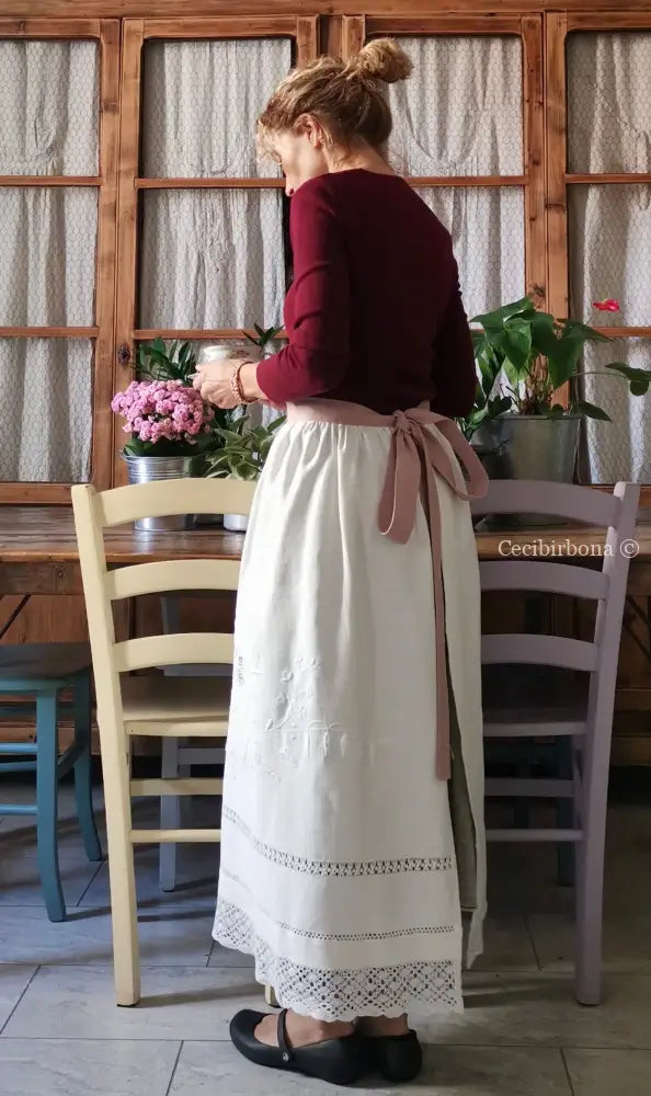 Mezzo grembiule in lino ricamato con monogramma e fascia rosa (Ref. 172) grembiule donna in tessuto antico