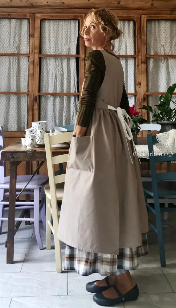 Riservato Grembiule donna color tortora con lacci panna (Ref. 43) grembiule donna tessuti moderni
