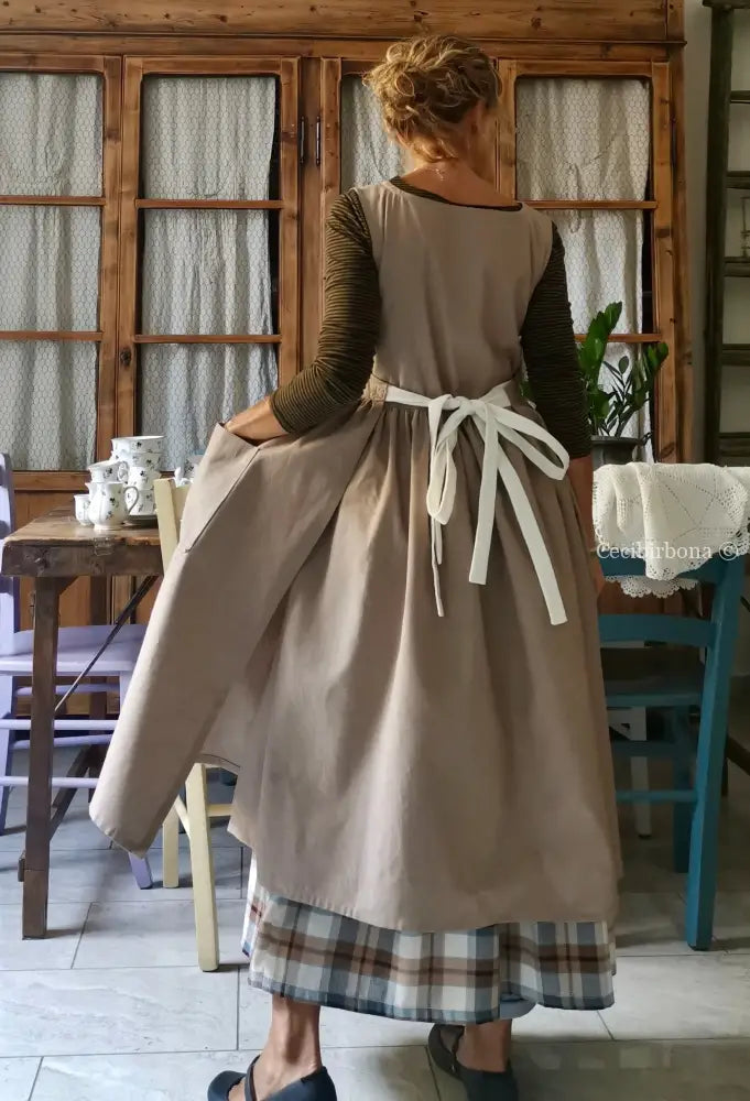 Riservato Grembiule donna color tortora con lacci panna (Ref. 43) grembiule donna tessuti moderni