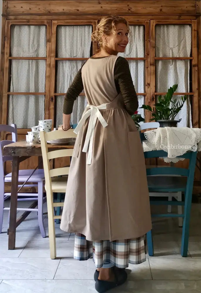 Riservato Grembiule donna color tortora con lacci panna (Ref. 43) grembiule donna tessuti moderni