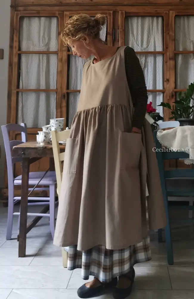 Riservato Grembiule donna color tortora con lacci panna (Ref. 43) grembiule donna tessuti moderni