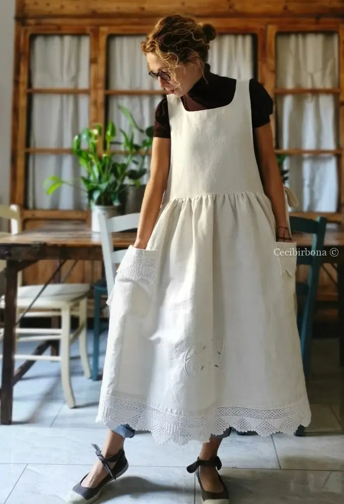 Riservato Grembiule in tessuto antico con monogramma CV e balza all’uncinetto (Ref. 05) grembiule donna tessuti antichi