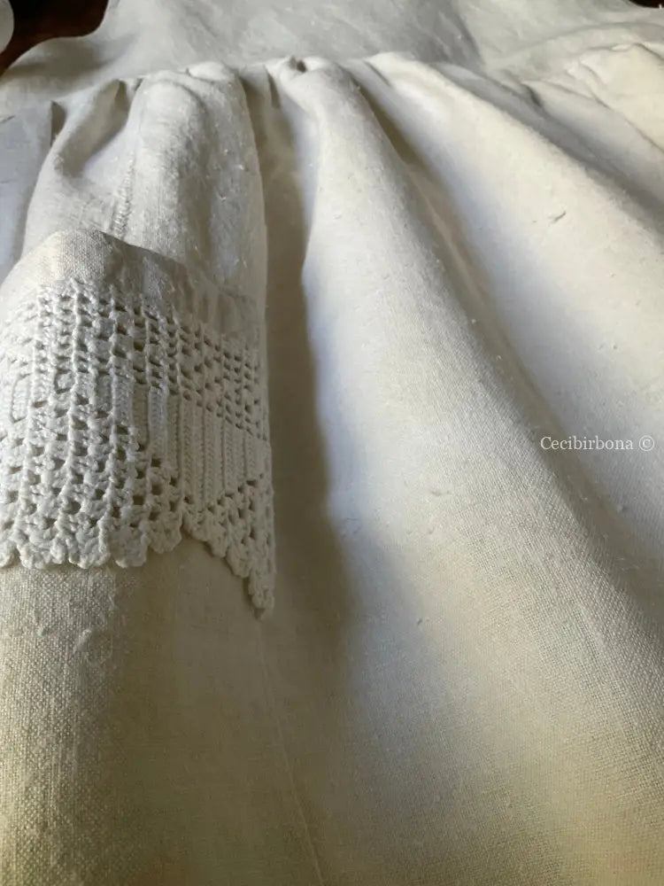 Riservato Grembiule in tessuto antico con monogramma CV e balza all’uncinetto (Ref. 05) grembiule donna tessuti antichi