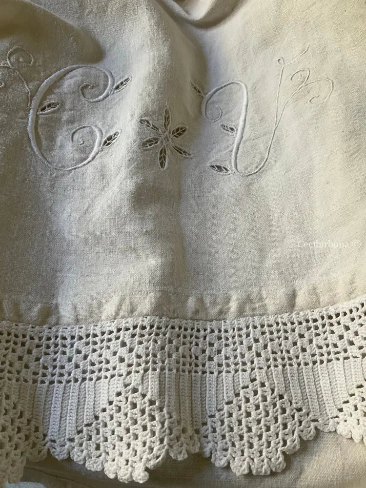 Riservato Grembiule in tessuto antico con monogramma CV e balza all’uncinetto (Ref. 05) grembiule donna tessuti antichi