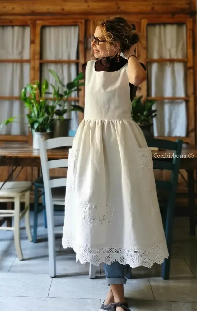 Riservato Grembiule in tessuto antico con monogramma CV e balza all’uncinetto (Ref. 05) grembiule donna tessuti antichi