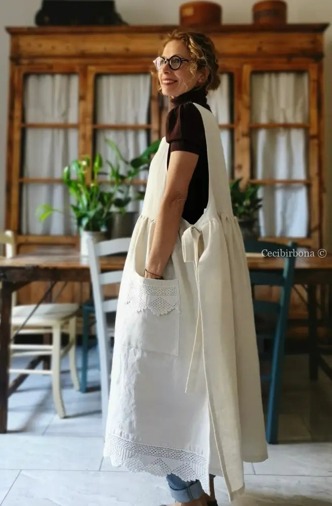 Riservato Grembiule in tessuto antico con monogramma CV e balza all’uncinetto (Ref. 05) grembiule donna tessuti antichi