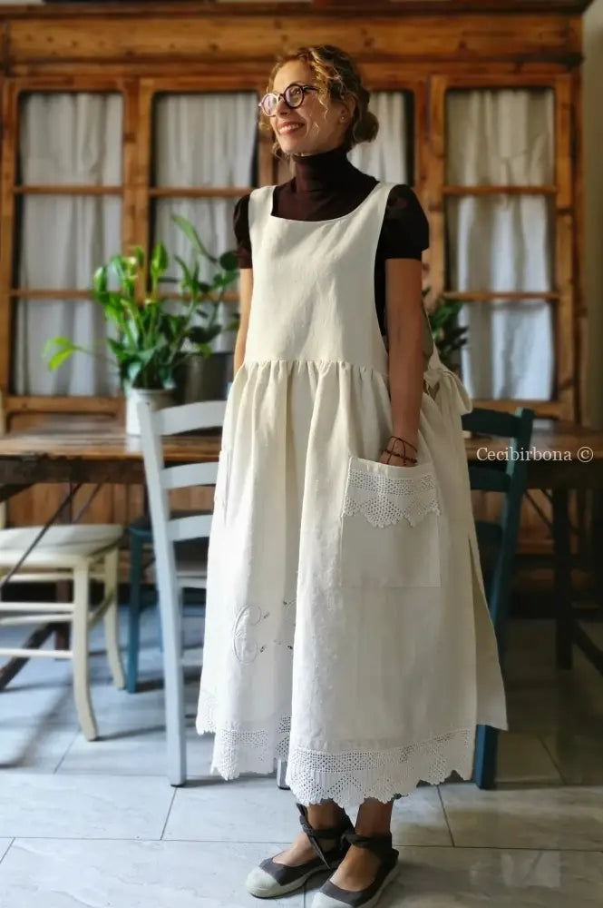 Riservato Grembiule in tessuto antico con monogramma CV e balza all’uncinetto (Ref. 05) grembiule donna tessuti antichi