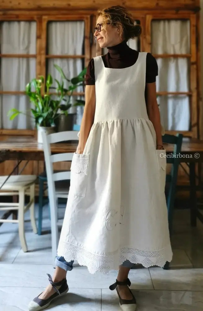 Riservato Grembiule in tessuto antico con monogramma CV e balza all’uncinetto (Ref. 05) grembiule donna tessuti antichi